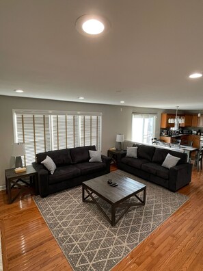 Téléviseur connecté, foyer, jeux vidéo, table de ping-pong