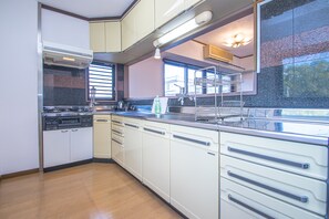 Kamar (AMP FLAT Ogokuso 2B) | Dapur pribadi | Lemari es, microwave, kompor, dan ketel listrik