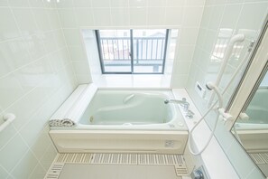 Rum (AMP FLAT Ogokuso 3B) | Badrum | Badkar och dusch, gratis toalettartiklar, hårtork och tofflor