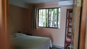 2 slaapkamers, een bureau, een strijkplank/strijkijzer, wifi