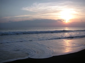 Vlak bij het strand, ligstoelen aan het strand