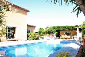 حمّام سباحة خارجي