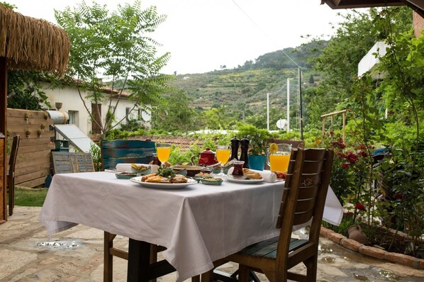 تقديم الإفطار والغداء والعشاء