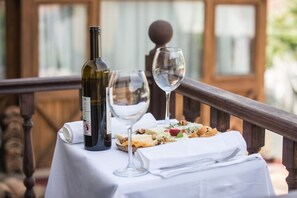 Deluxe Room, Balcony, Mountain View | In-room dining