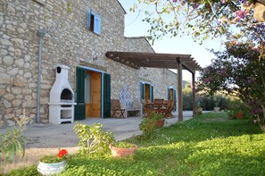 Outdoor dining - Villa Tosca, typical stone farmhouse. (Scopello)