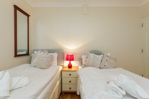 Economy-Doppelzimmer (5) | Individuell dekoriert, individuell eingerichtet, Schreibtisch