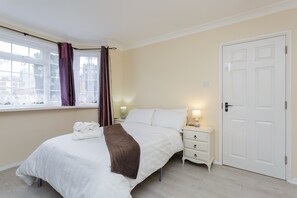 Deluxe Room (4) | Individually decorated, individually furnished, desk, iron/ironing board - Angeldale (Portsmouth)
