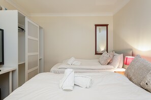 Economy Double Room (5) | Individually decorated, individually furnished, desk, iron/ironing board - Angeldale (Portsmouth)