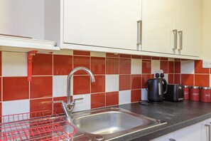 Großer Kühlschrank, Mikrowelle, Ofen, Toaster