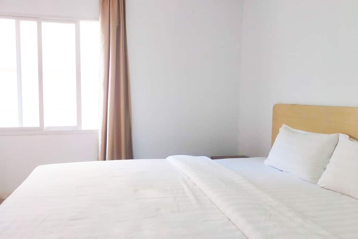 1 bedroom, hypo-allergenic bedding, desk, free WiFi