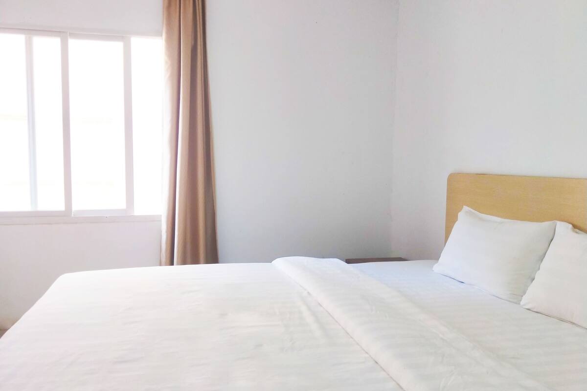Ropa de cama hipoalergénica, escritorio, wifi gratis y ropa de cama
