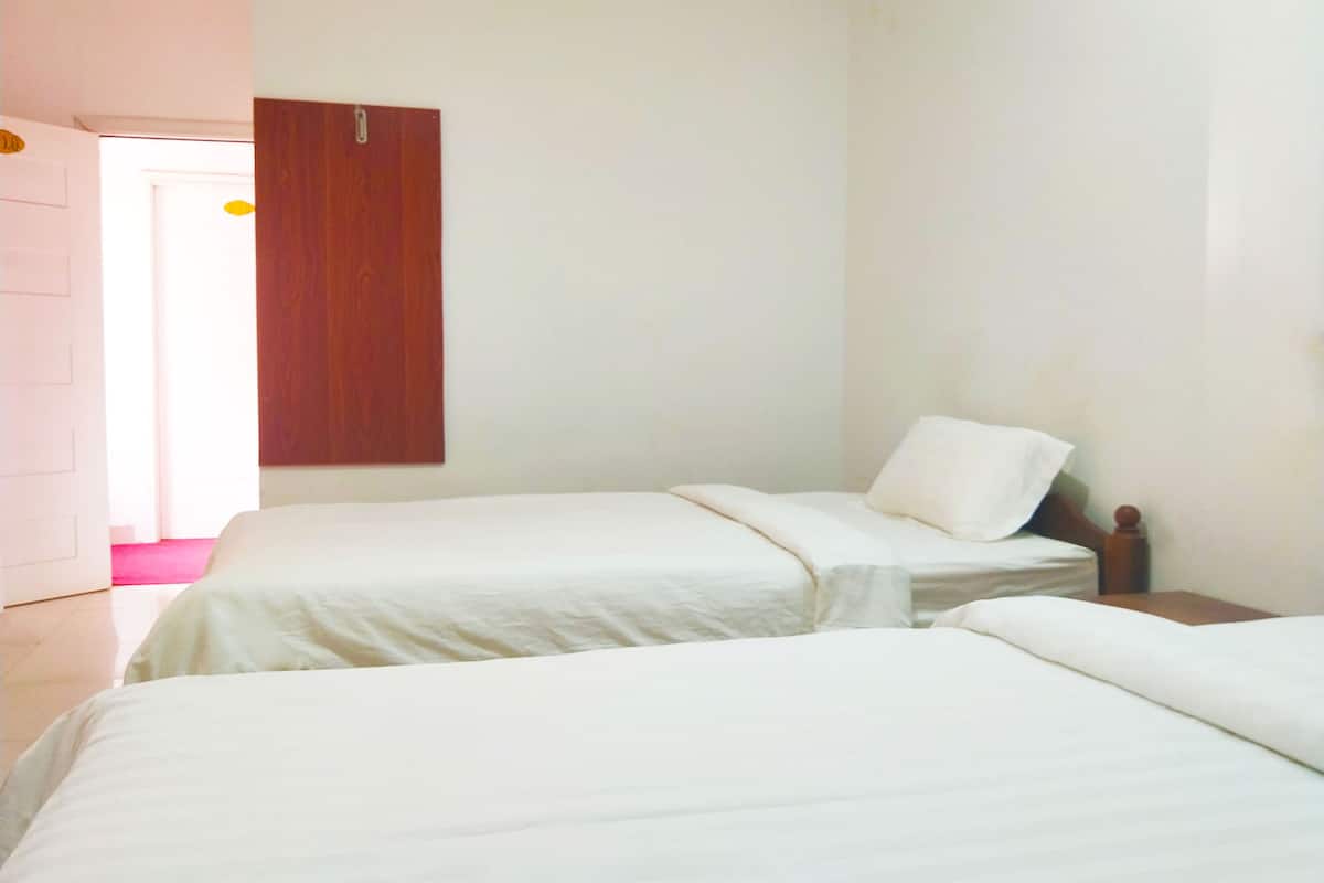 1 bedroom, hypo-allergenic bedding, desk, free WiFi