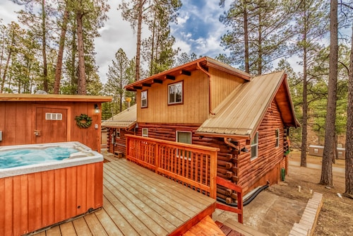Rustic Grizzly: Perfect 3 bedroom w/ Hot Tub & Pet Friendly