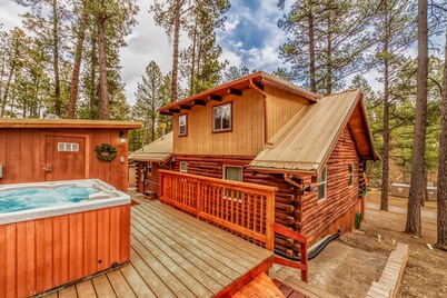 Rustic Grizzly Pet Friendly | Your Cozy Ruidoso Escape w/ Hot Tub & Bear-Themed Charm