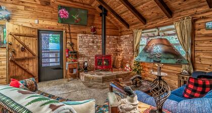 Rustic Grizzly: Perfect 3 bedroom w/ Hot Tub & Pet Friendly