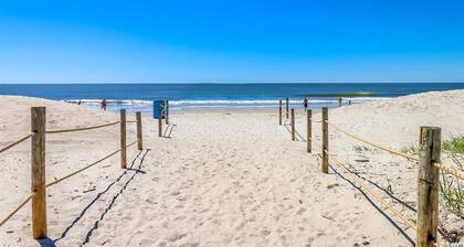 Fantastic location!! Short walk to BEACH, Pools, and WATER PARK!