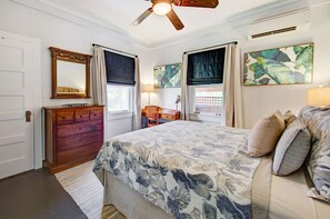 2 habitaciones, escritorio y tabla de planchar con plancha