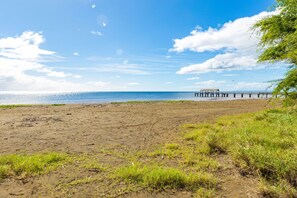 On the beach - Waimea Beach Cottage by Destination Kauai - Charming 2BD, A/C, Walk to Ocean/Pier (Waimea)