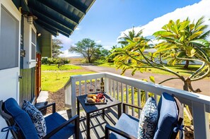 Terrace/patio - Waimea Beach Cottage by Destination Kauai - Charming 2BD, A/C, Walk to Ocean/Pier (Waimea)