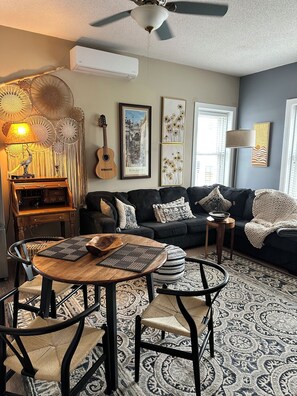 Smart TV, reproductor de DVD, libros, biblioteca de música