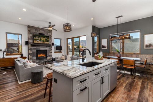 Luxe Mountain Townhouse Steps from Main St & Shuttle