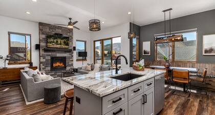Luxe Mountain Townhouse Steps from Main St & Shuttle