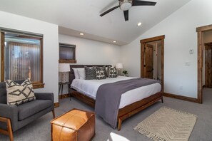 2 bedrooms, in-room safe, iron/ironing board, travel cot - Luxe Mountain Townhouse Steps from Main St & Shuttle (Frisco)