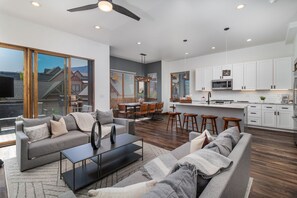 Een smart-tv, een open haard en een stereo