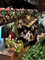 Melayani makan malam