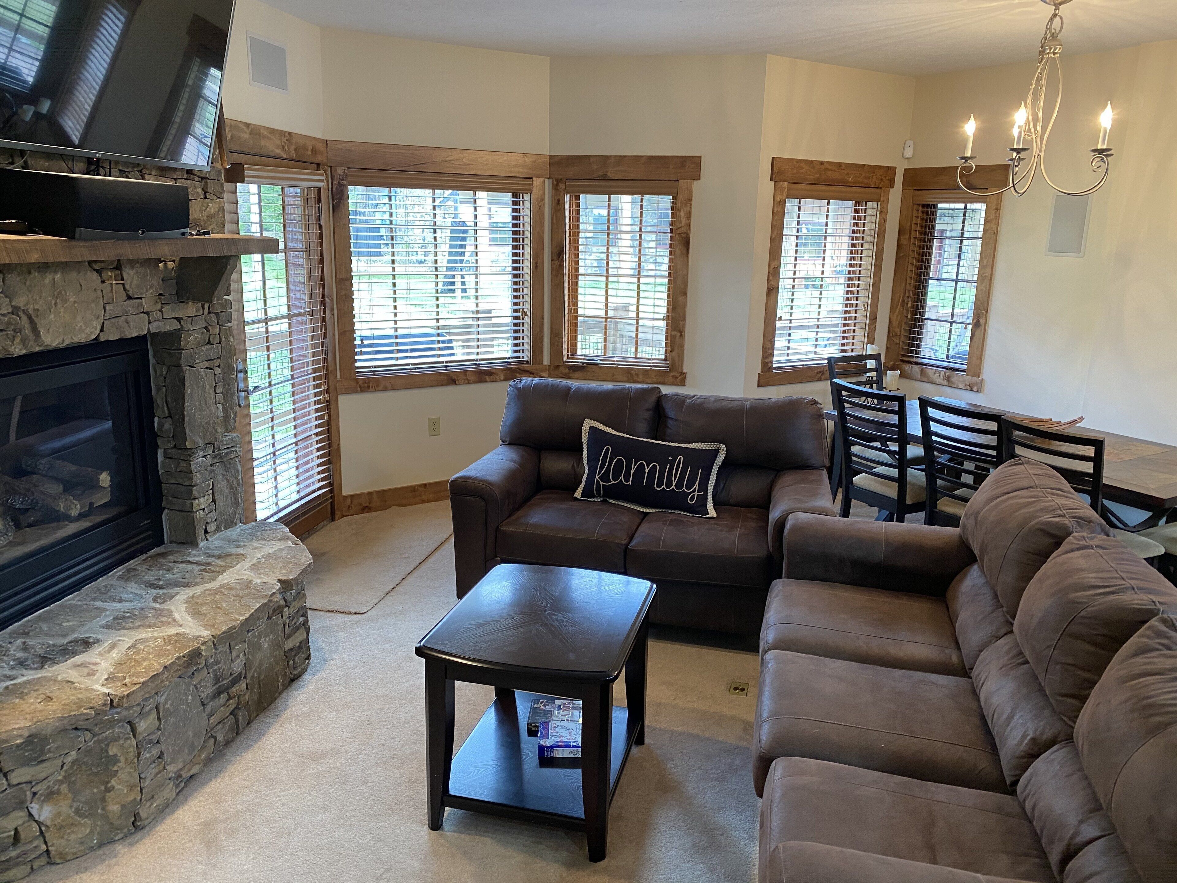 Smart TV, chimenea y estéreo 