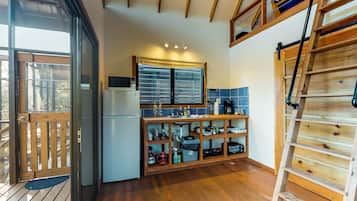 Een koelkast, een magnetron, een kookplaat