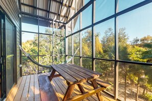 Dining - Treehouse cabana in a quiet area with veranda, WiFi & partial AC - walk to beach (Placencia)
