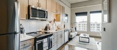 Frigorífico, microondas, horno y placa de cocina