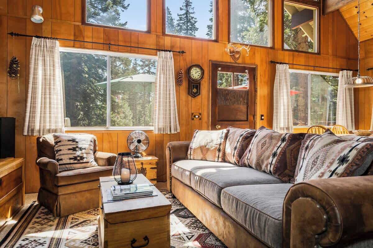 Älytelevisio, DVD-soitin, kirjoja, stereot