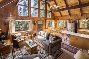 智能电视、DVD 播放器、书、立体声音响