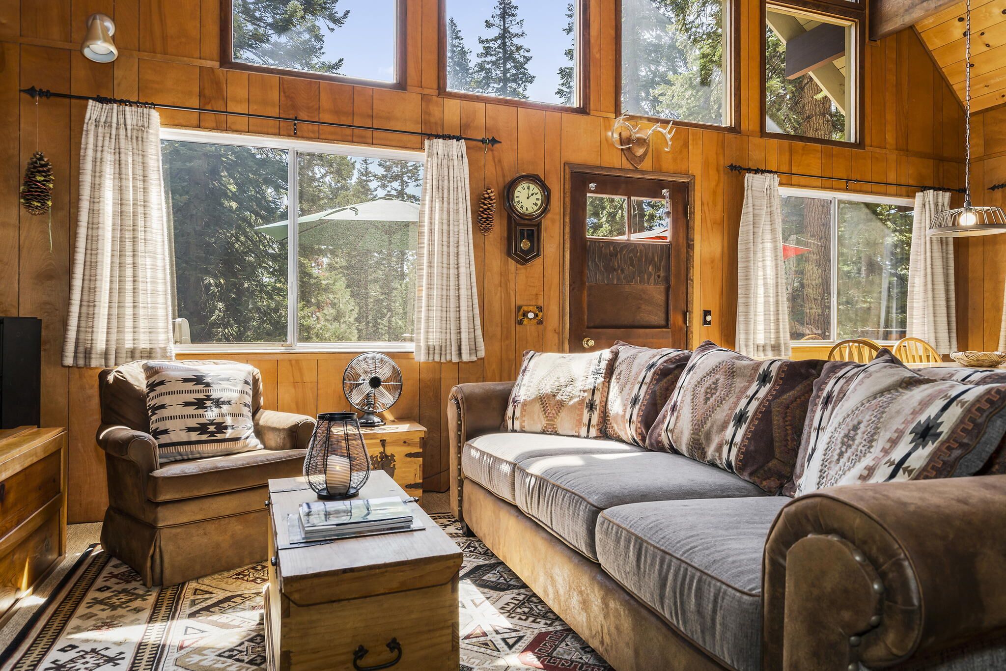 Smart TV, reproductor de DVD, libros y estéreo 