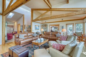 TV, fireplace - Multi-family waterfront home with amazing views, deck space & garden (Freeland)