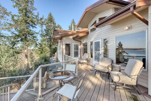 Terrace/patio - Multi-family waterfront home with amazing views, deck space & garden (Freeland)