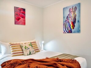 2 bedrooms, iron/ironing board, free WiFi, bed sheets - Cityscape Charm Apt w Parking, Views, Pool & Gym (Auckland CBD)