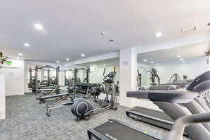 Fitness facility - Chic Metro Apartment with Free Parking and Air-con (Auckland CBD)
