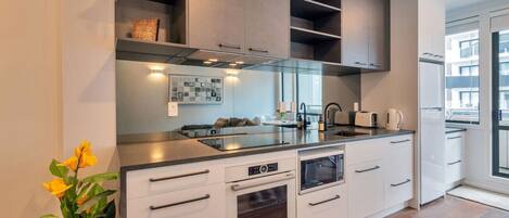 Refrigerador, microondas, horno, placa de cocina