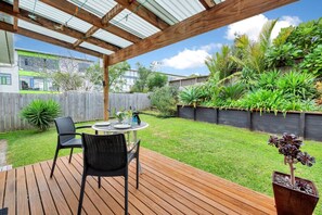Outdoor dining - Sunny and Cosy Home near Western Springs (Auckland Central Suburbs)