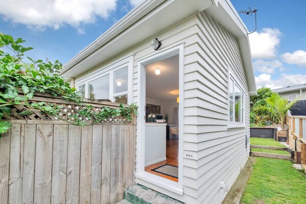 Exterior detail - Sunny and Cosy Home near Western Springs (Auckland Central Suburbs)