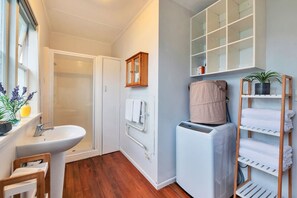 Hair dryer, towels - Sunny and Cosy Home near Western Springs (Auckland Central Suburbs)