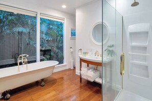 Amenidades de baño gratuitas, secadora de cabello, toallas