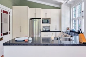 Frigorífico, microondas, horno y placa de cocina