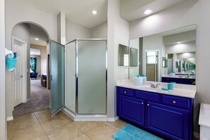 Combined shower/bathtub, hair dryer, towels, soap -  Fairway View Villa 5*  luxury – South-Facing Pool & Game Room, Nr Disney & Golf (Davenport)