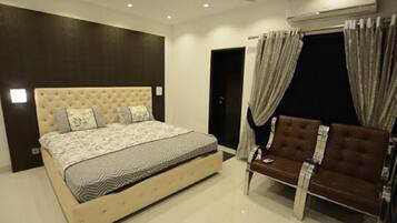 4 bedrooms, in-room safe, iron/ironing board, WiFi