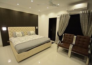 4 bedrooms, in-room safe, iron/ironing board, WiFi