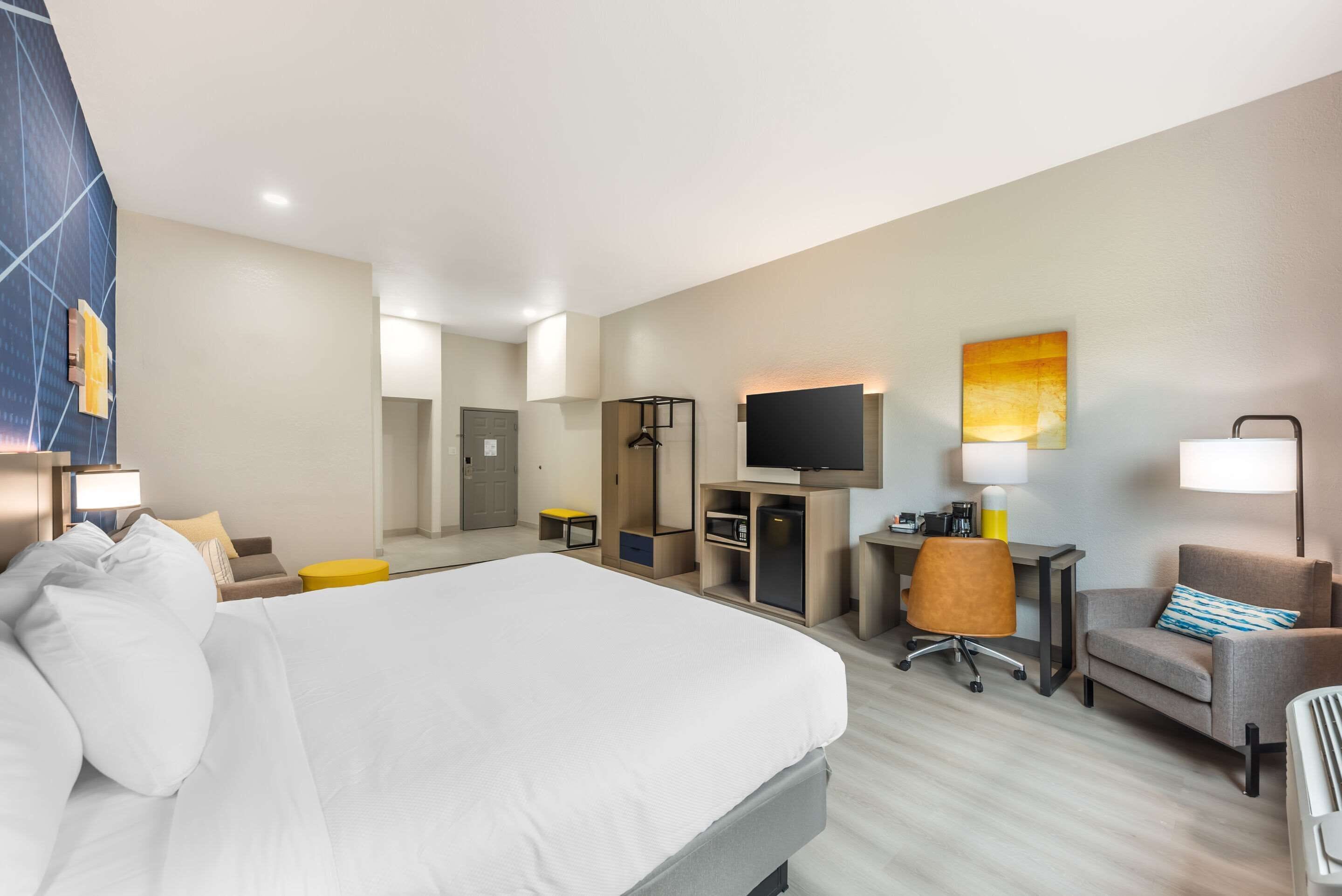 room, 1 king bed, non smoking | desk, laptop workspace, blackout curtains, iron/ironing board